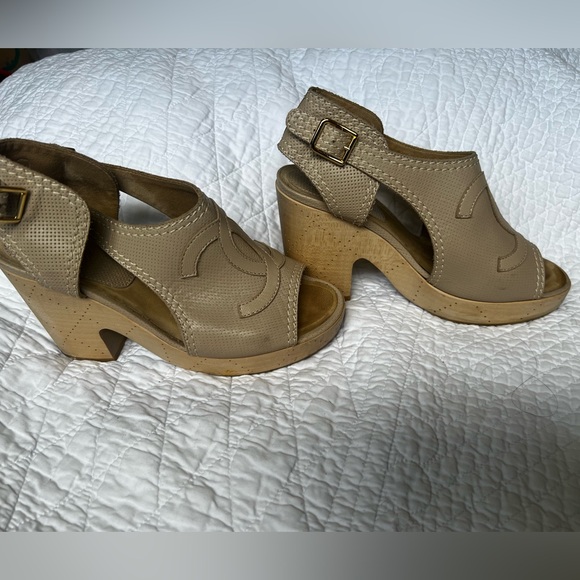 CHANEL Elegant Tan Women's Heels - Picture 1 of 6